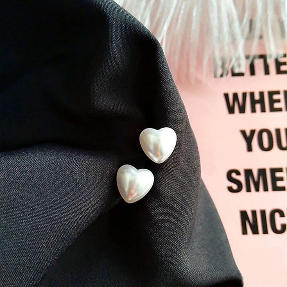 NEW!๐๐GIRLY CUTE!๐PEARL LOOK!๐HEART STUDS!๐๐ - Picture 3 of 6